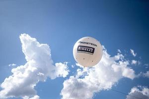 rio de janeiro, brasil, 2022 - balão branco inflável gigante adequado para publicidade com logotipo da marca. aniversário da marca. foto