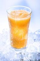 bebida gelada de laranja foto