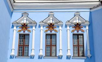 rua mosteiro de cúpula dourada de michaels em kiev, ucrânia foto