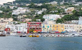 vista geral da ilha de capri em nápoles, itália foto