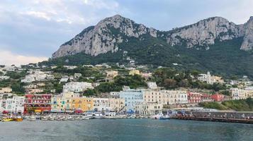 vista geral da ilha de capri em nápoles, itália foto