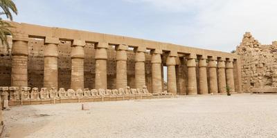 colunas no templo de karnak, luxor, egito foto