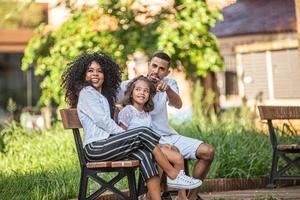 família tradicional brasileira. pai e mãe caminhando com sua filha. foto