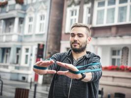 treino de atleta com fita extensível foto