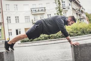 homem atlético treinando em uma rua. foto