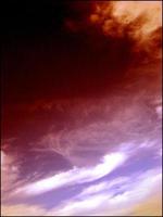 linhas do céu colorido com nuvens fundo trippy sonhando acordado foto