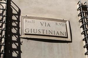 via placa de rua giustiniani em roma, itália foto