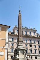 obelisco na praça do panteão - piazza della rotonda em roma, itália foto