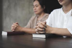 oração de crise da vida cristã a deus. mulher orar para que Deus abençoe a desejar ter uma vida melhor. mãos de mulher rezando a Deus. foto