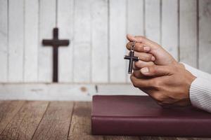 mão de mulher enquanto reza pela religião cristã, mulher casual rezando com as mãos juntas para pensar em um deus amoroso, louvamos a deus. foto