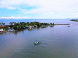 bela vista aérea, barcos de pesca na praia de pangandaran, em bali - indonésia. foto