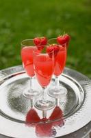 bebidas cor-de-rosa de morango com gás foto