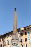 obelisco na praça do panteão - piazza della rotonda em roma, itália foto