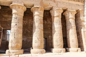 colunas no templo medinet habu em luxor, egito foto