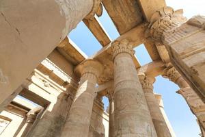 coluna no templo de kom ombo, aswan, egito foto