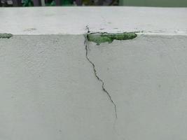 close-up da superfície danificada da parede de cimento. foto