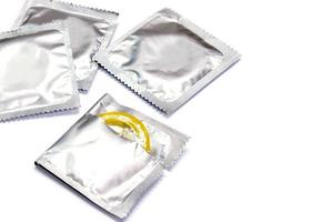 preservativo no pacote de selo e isolado aberto no fundo branco. foto