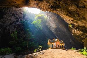 incrível caverna phraya nakhon no parque nacional khao sam roi yot em prachuap khiri khan tailândia é um pequeno templo nos raios de sol na caverna. foto