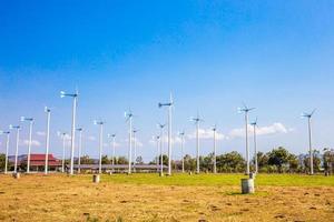 turbinas eólicas fazenda eco campo em dia brilhante com fundo de céu azul em chang hua man royal projetos phetchaburi tailândia. foto