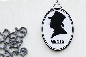 sinal de banheiro no símbolo de cavalheiro ou homem de estilo vintage ou clássico na parede wc.