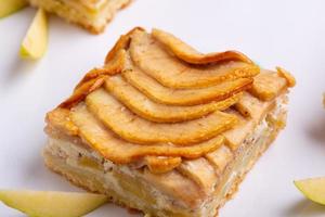 uma porção de delicioso bolo de baunilha de frutas em um prato branco foto