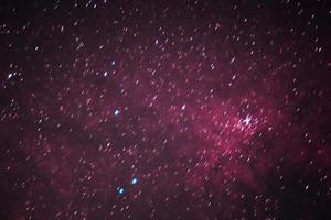 fundo de banner panorâmico da beleza das estrelas da noite. galáxia estrela colorida no céu da indonésia foto