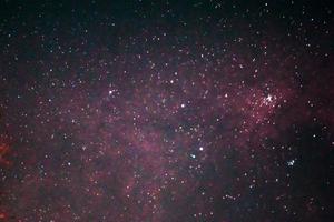 a beleza do fundo da bandeira da estrela da noite. galáxia de estrelas no céu noturno em vermelho foto