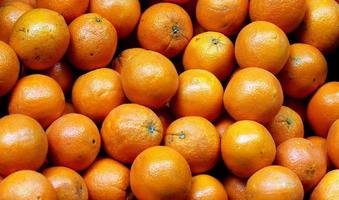 monte de laranjas frescas no mercado. foco seletivo