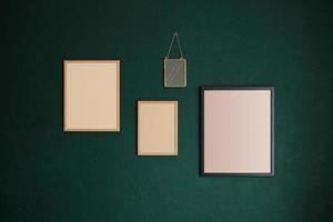 quadros de arte de pôster em branco em uma parede texturizada verde escura. maquete de interiores para casa, modelo de design gráfico. foto