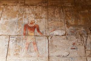 hieróglifos no templo de karnak, luxor, egito foto