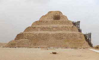 pirâmide de degraus na necrópole de saqqara, cairo, egito foto