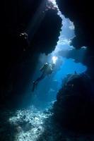 mergulhador em uma caverna foto
