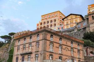 edifícios em sorrento, nápoles, itália foto