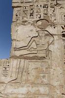 hieróglifos egípcios no templo medinet habu, luxor, egito foto