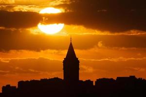 Torre Galata ao pôr do sol em Istambul, Turquia foto