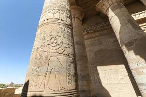 coluna no templo de kom ombo, aswan, egito foto