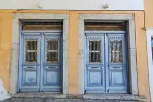 portas de uma casa na ilha de symi, grécia foto