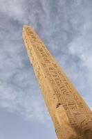 obelisco no templo de karnak, luxor, egito foto