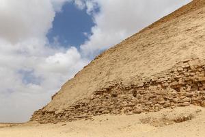 pirâmide dobrada na necrópole de dahshur, cairo, egito foto