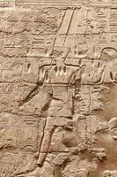 hieróglifos egípcios no templo de luxor, luxor, egito foto