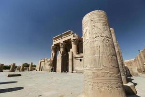 coluna no templo de kom ombo, aswan, egito foto