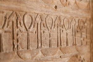 hieróglifos no templo de karnak, luxor, egito foto