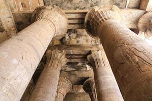 colunas no templo de edfu, edfu, egito foto