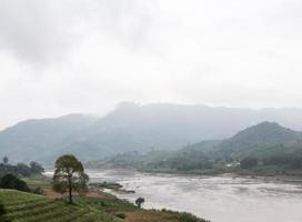 vista da paisagem do grande rio. foto