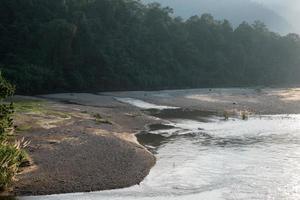 praia de pedra na margem do rio. foto