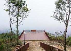 varanda de madeira do ponto de vista com a forte neblina. foto