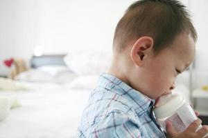 menino bebendo leite foto