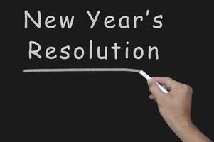 texto de resolução de ano novo no quadro-negro. foto