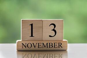 texto de data de calendário de 13 de novembro em blocos de madeira com espaço de cópia para ideias ou texto. espaço de cópia foto