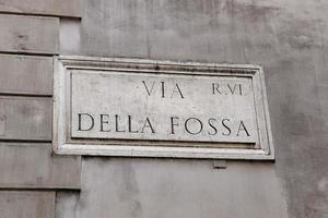 via della fossa placa de rua em roma, itália foto